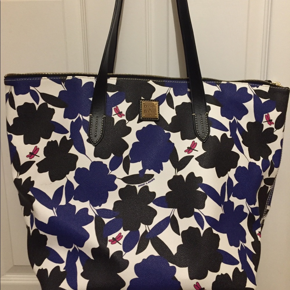 Dooney & Bourke Large Shoulder bag.